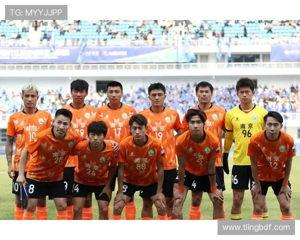 南京足球队在城市联赛中以63分稳居榜首展现强劲实力 南京足球队在城市联赛中以63分稳居榜首展现强劲实力